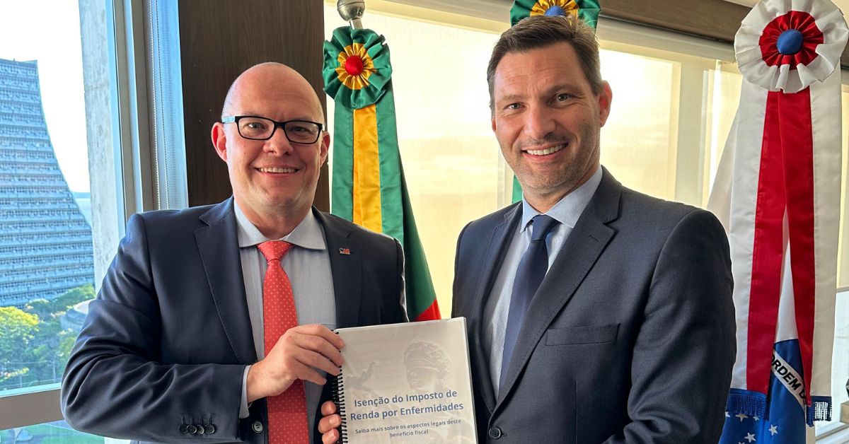 Fabrício Klein entrega Livro ao Presidente da OAB/RS Leonardo Lamachia
